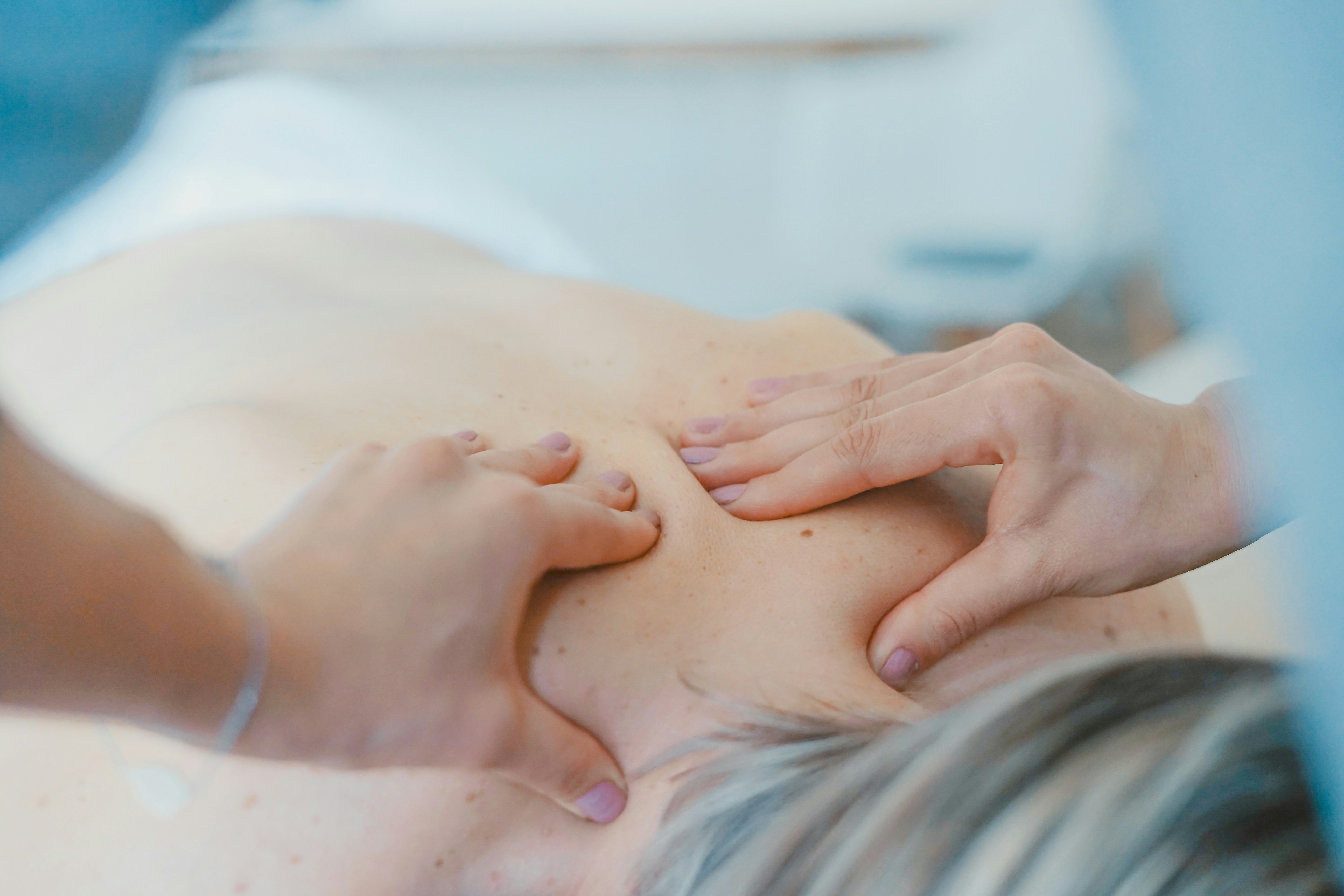 Massagem terapêutica nas costas realizada por profissional do Ondalis